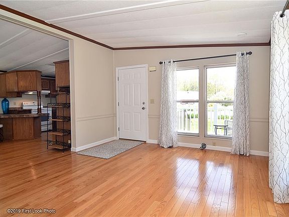 3rd image of 83 Holiday Ct