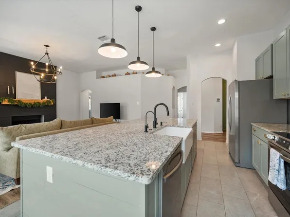 800 Bur Oak Dr, Burleson, TX 76028