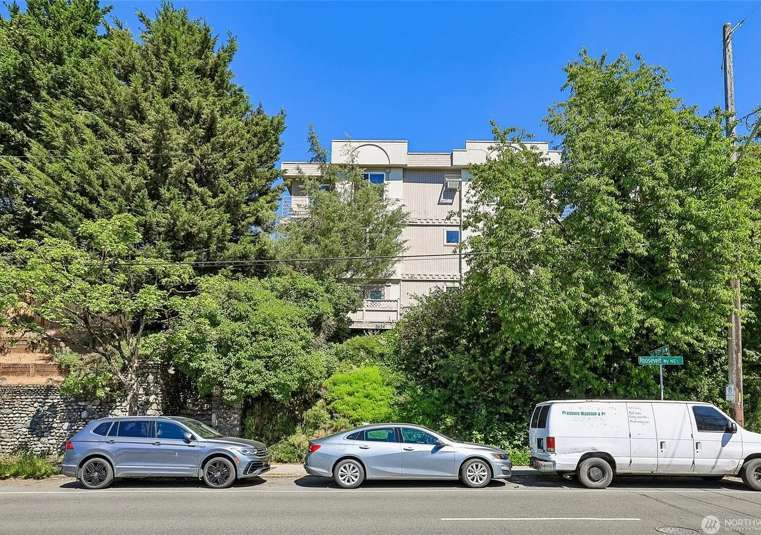 Bright & Spacious 1 Bedroom Roosevelt/UW Condo with Private Deck — Photo 2