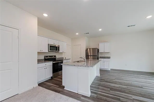 3 bed, 2.5 bath, 1988 sqft, $2,100 — Photo 2