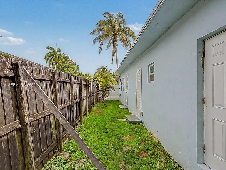 5910 SW 62nd Ter — Photo 17