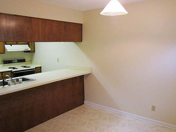 4th image of 2 Wooddale Dr APT B