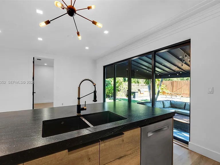 365 Fairway Dr — Photo 2