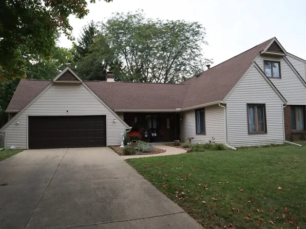 3622 Mockingbird Dr, Columbus, IN 47203