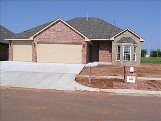1st image of 609 Shamrock Cir