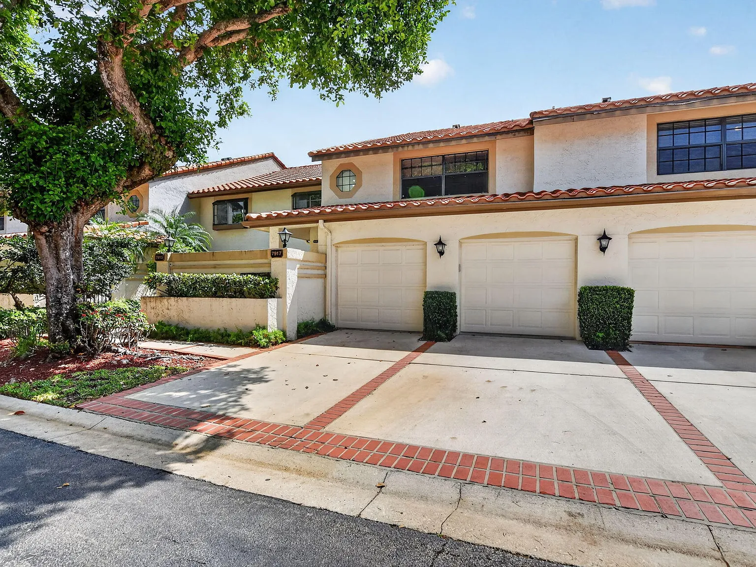 3 bed, 2.0 bath, 1572 sqft, $5,200 — Photo 3