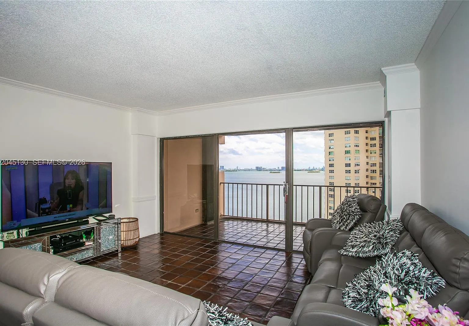 Cricket Club Condo — Photo 2