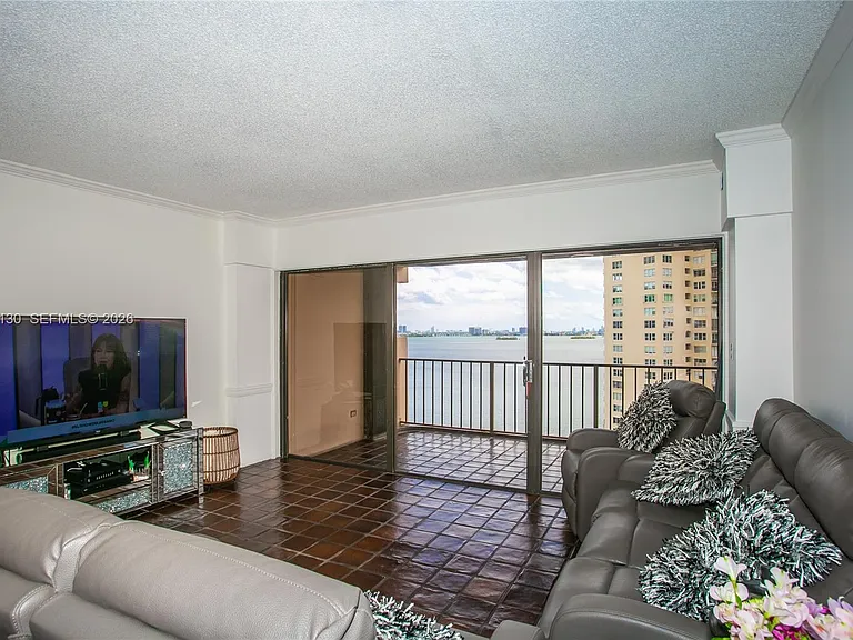 1800 NE 114th St #1207 — Photo 2