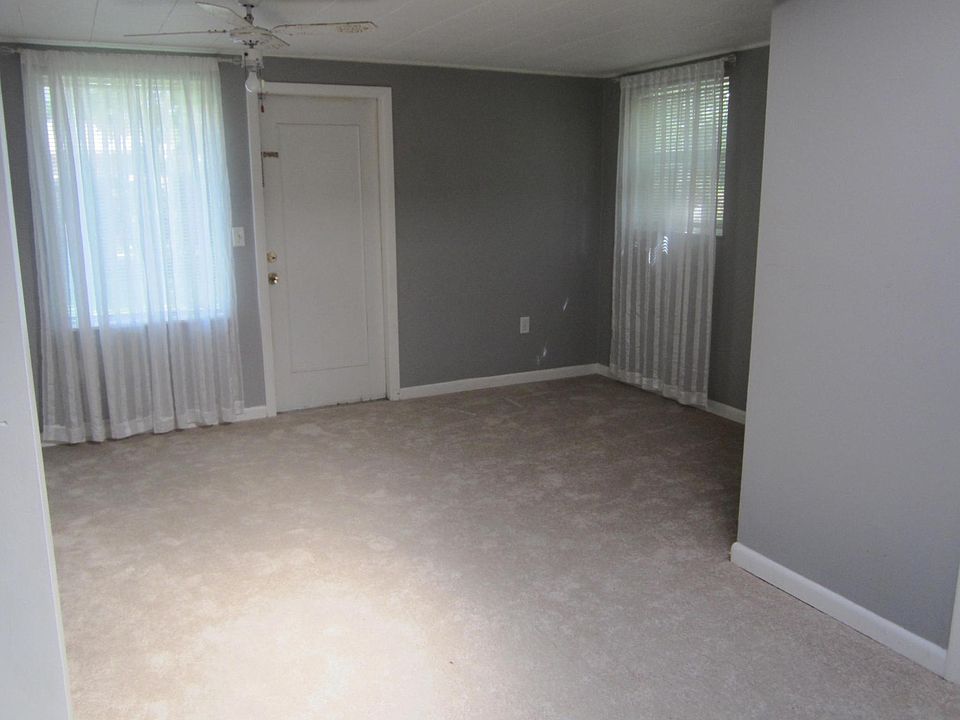 2nd image of 425 Market Sq E