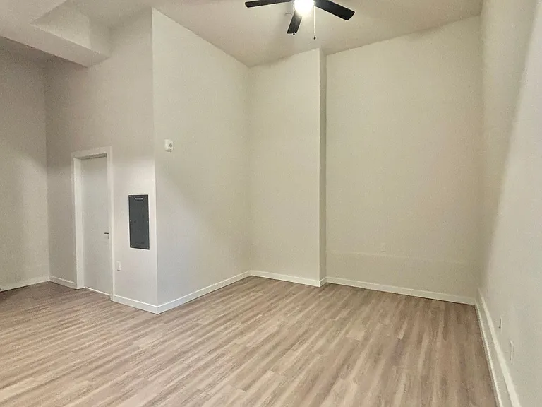 Vibrant Studio Apartment - Belmont St — Photo 19