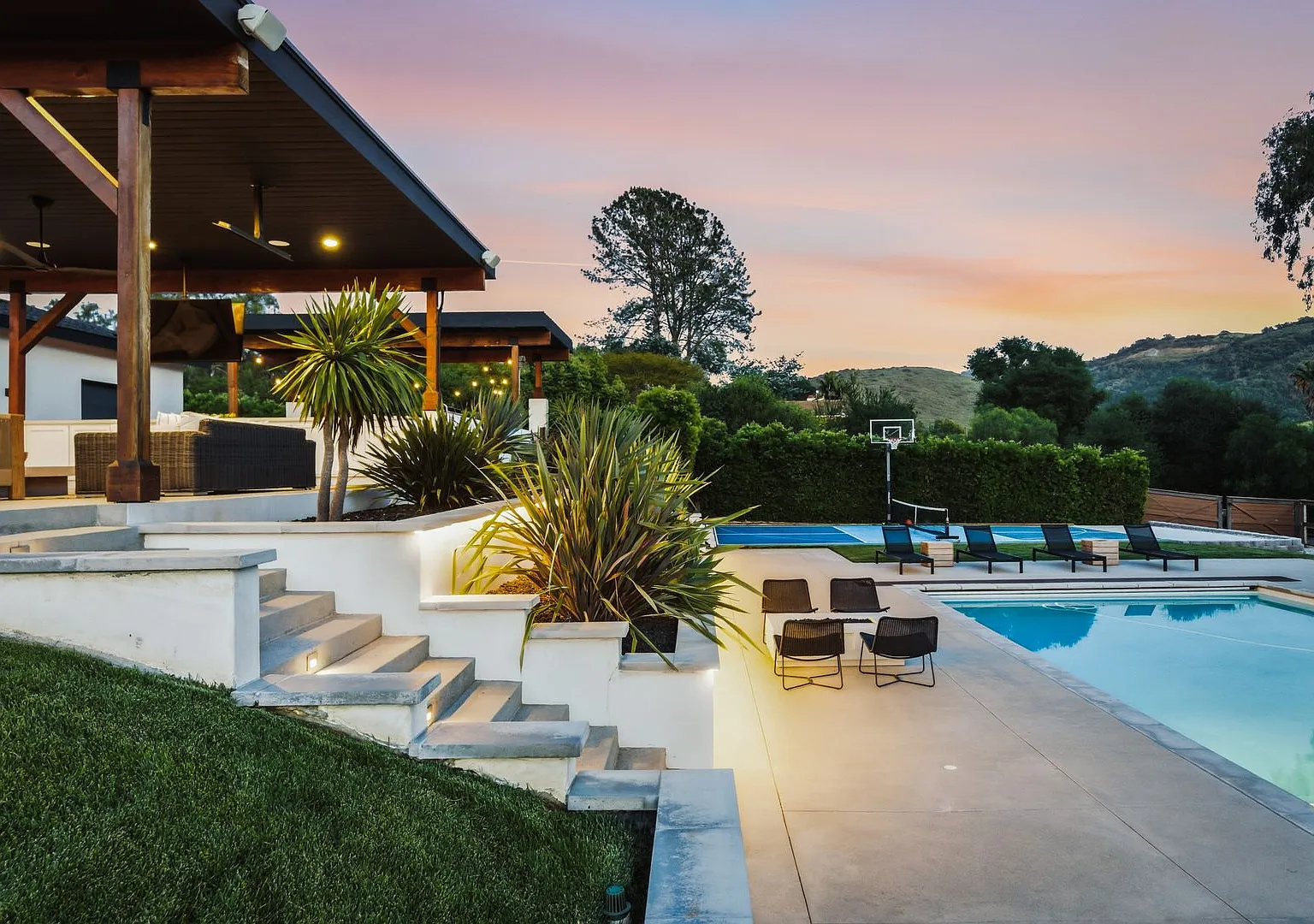 Private Resort-Style Estate on 2.5 Acres — Photo 3