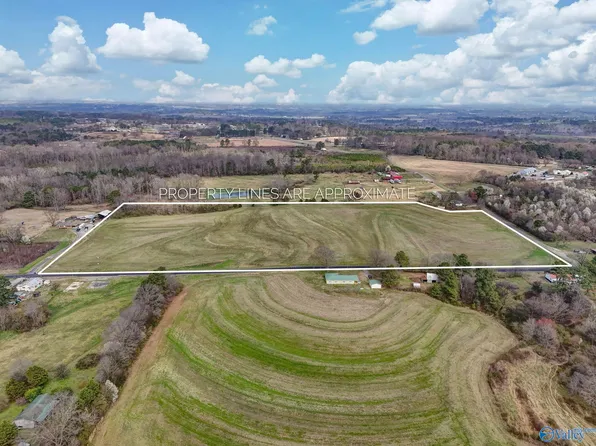 Davis Rd, Albertville, AL 35951