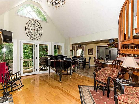 2nd image of 10398 Lakewood Dr