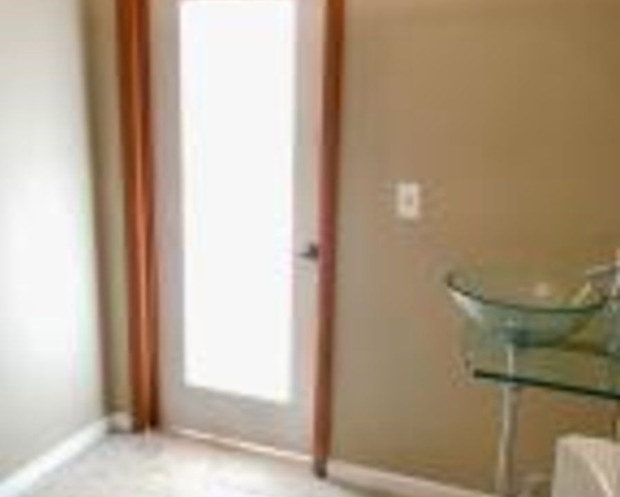 2nd image of 512 SE 20th Ave #9F