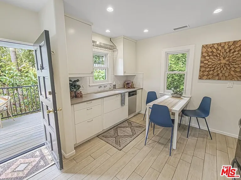 2049 Lake Shore Ave — Photo 9