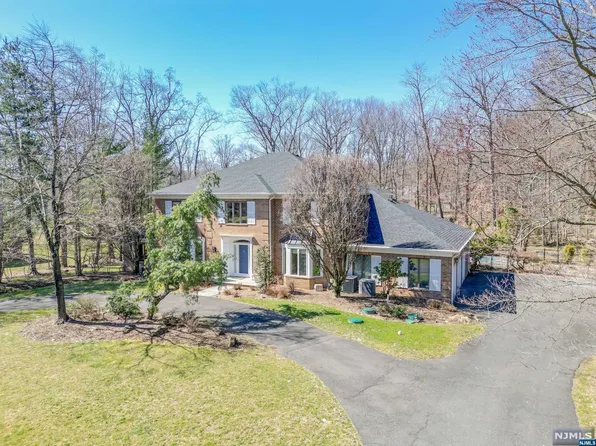 10 Iron Latch Ct W, Upper Saddle River, NJ 07458