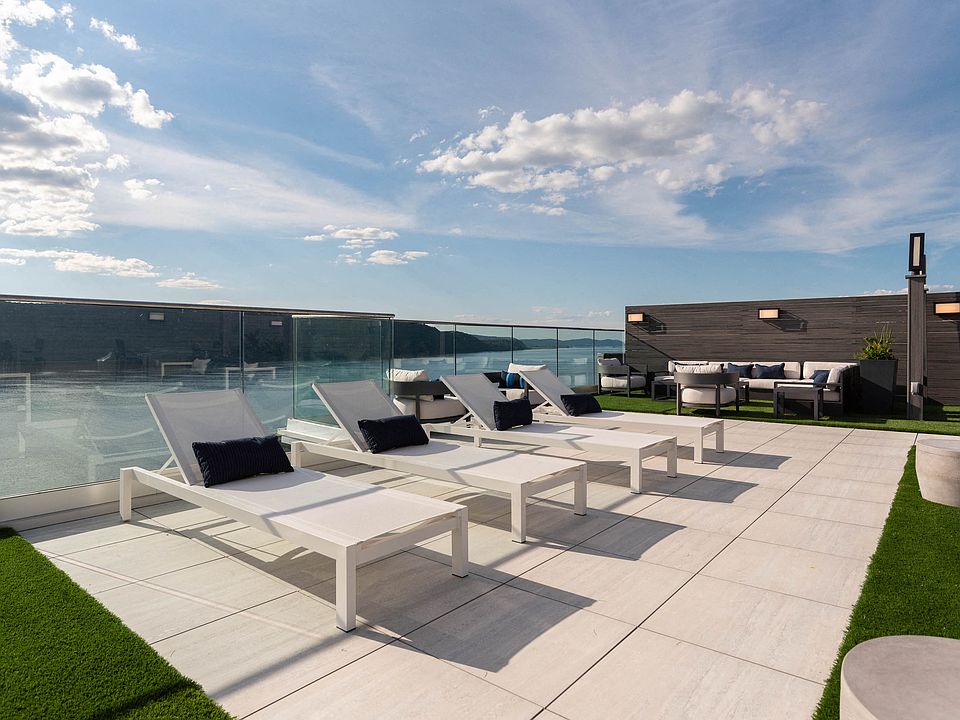 Stratus Roof Deck looking up the Hudson