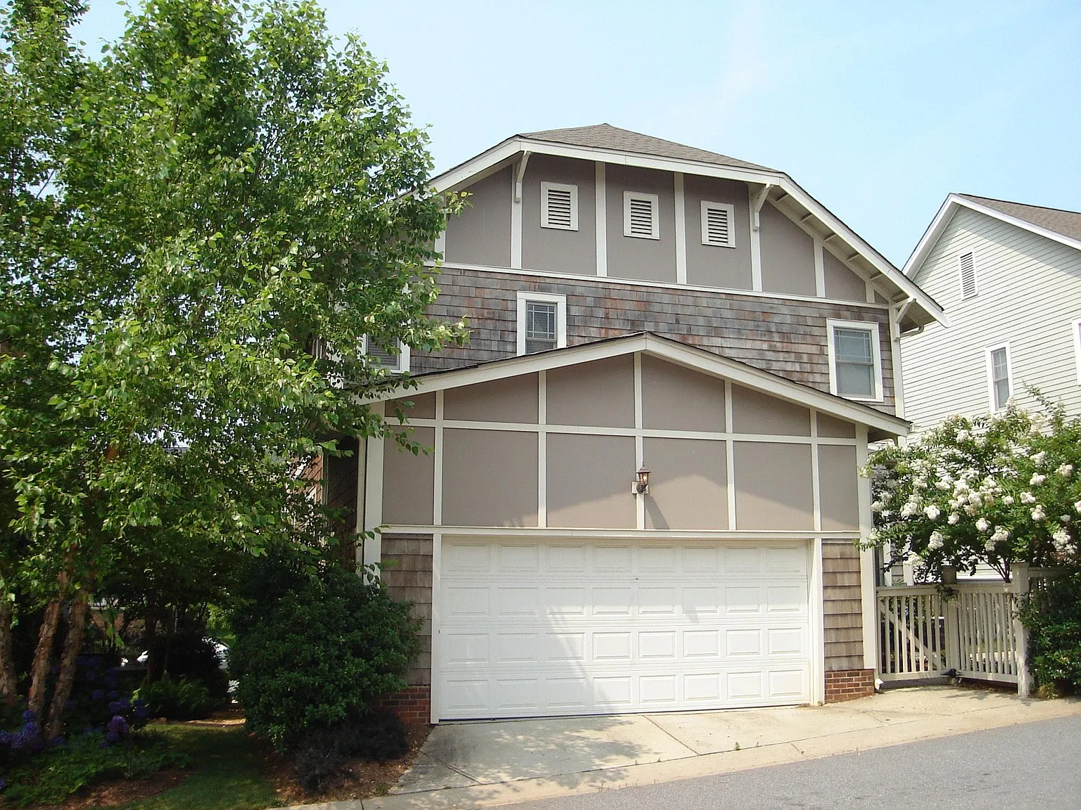 3 bed, 2.5 bath, 2423 sqft, $3,488 — Photo 2