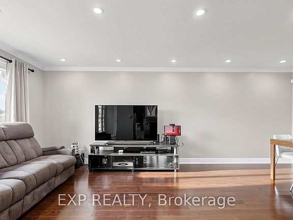 5th image of 71 Addington Cres