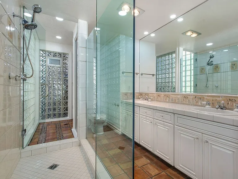 647 Sleepy Hollow Ln — Photo 3