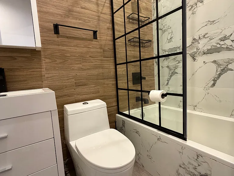 239 Scholes St #2S — Photo 4