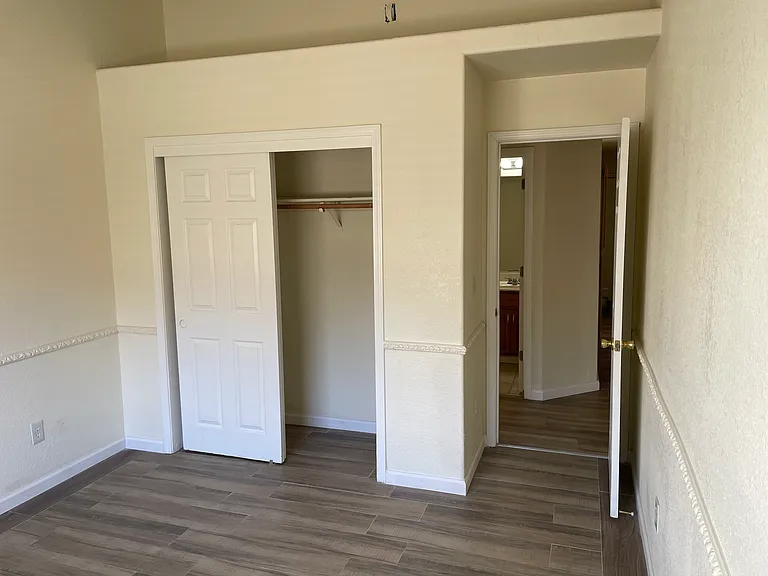 915 Allacante Dr — Photo 4