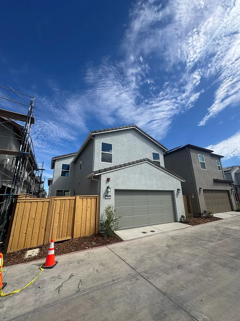 Brand New Solar Home In Lincoln — Photo 2