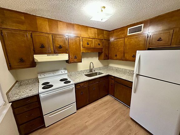 3rd image of 3336 Pinewood Ave APT D