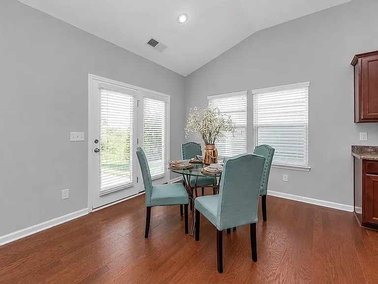 1015 Albany Park Dr — Photo 12