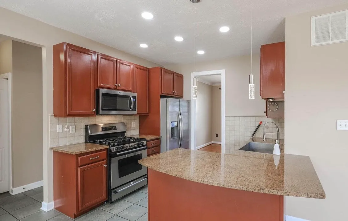 4 bed, 2.5 bath, 2100 sqft, $2,700 — Photo 2