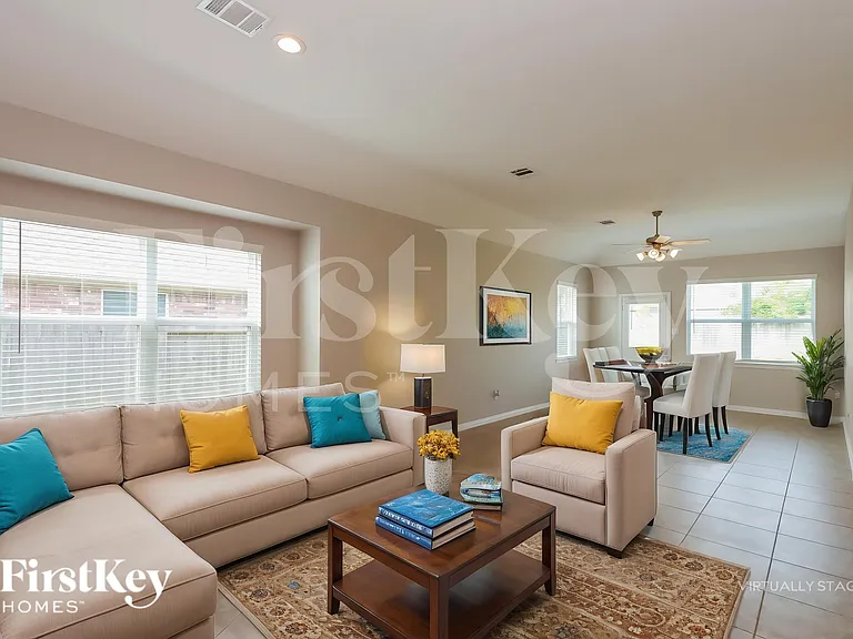 131 Brazos Dr — Photo 4