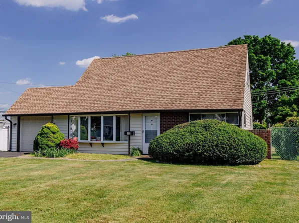 12 Vase Ln, Levittown, PA 19054