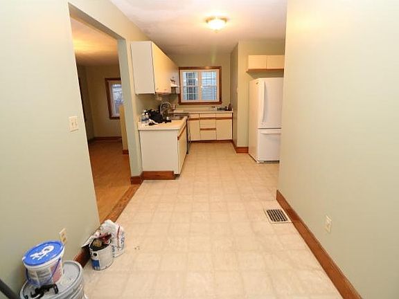 3rd image of 28 Lynnfield St