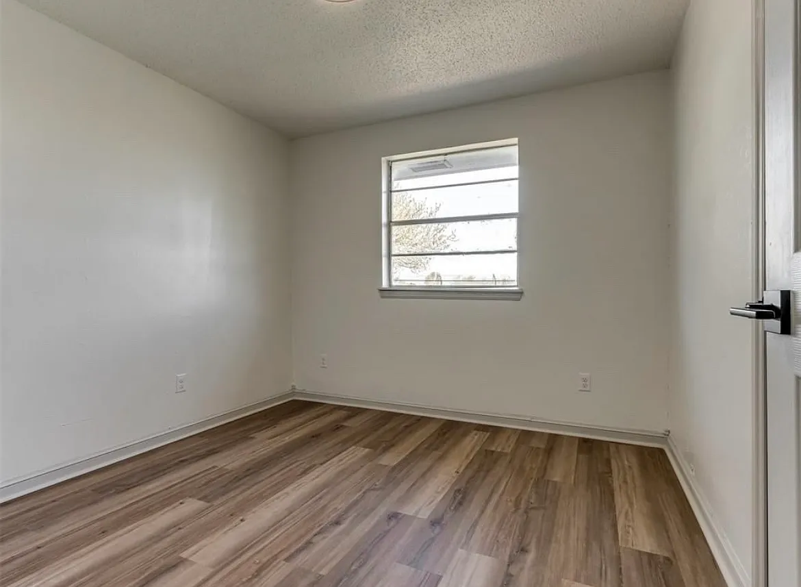 4 bed, 1400 sqft, $1,600 — Photo 3