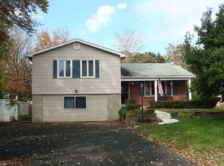 941 Mohegan Rd, Niskayuna, NY 12309