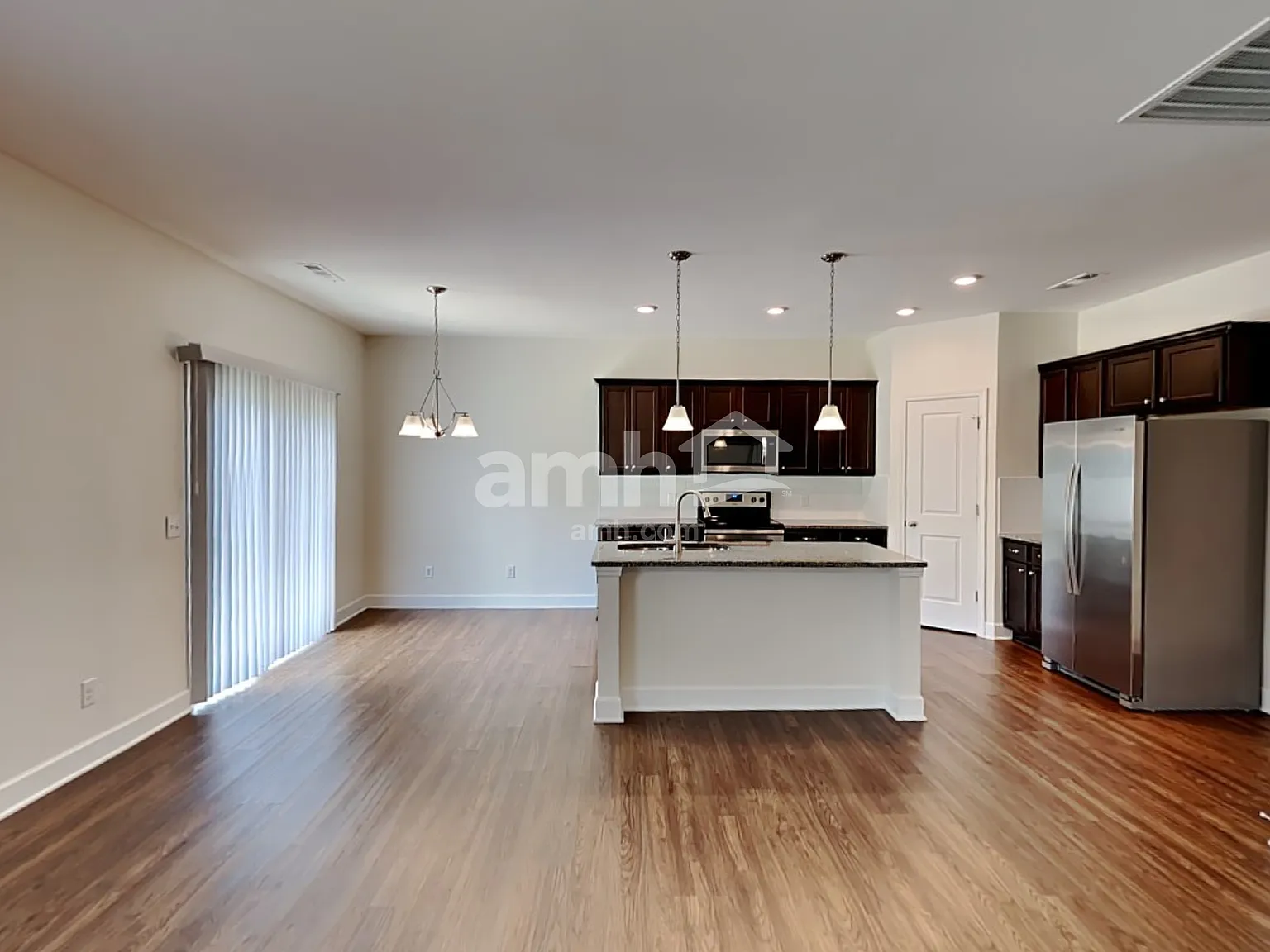 4 bed, 2.5 bath, 2209 sqft, $2,560 — Photo 4