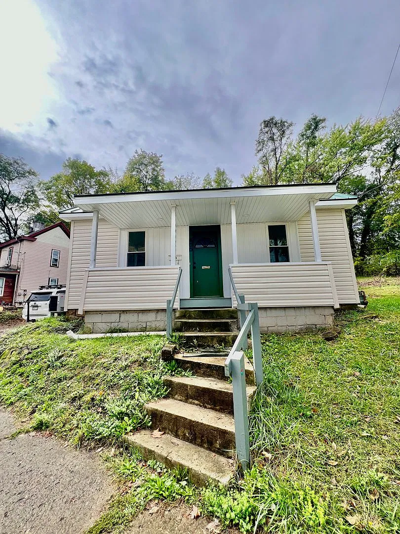 400 White Avenue — Photo 1