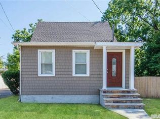 17 Linden St, Wheatley Heights, NY 11798
