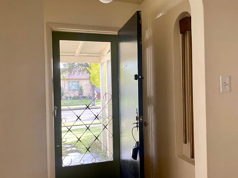 223 E University Ave — Photo 3