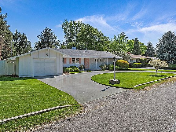 3rd image of 4811 W Hillcrest Dr