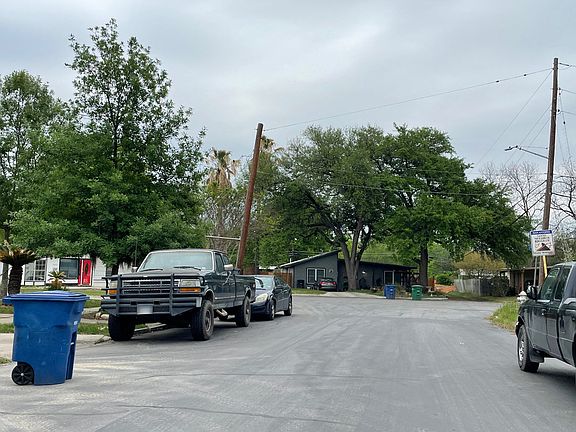 4th image of 2402 Clara Ln