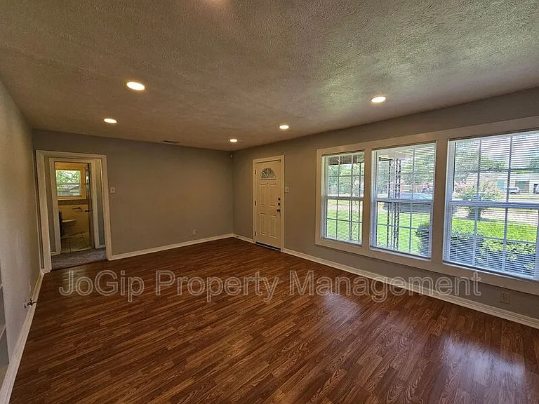 2023 E Illinois Ave — Photo 17