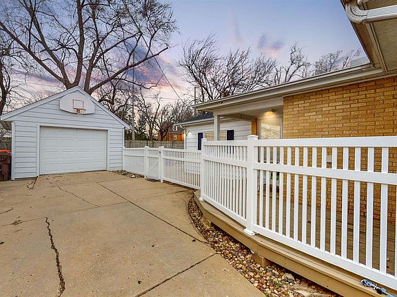 3rd image of 513 W Knoll Crest Dr