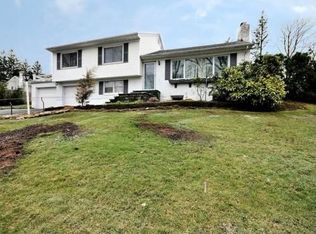 6 Valley Rd, Syosset, NY 11791