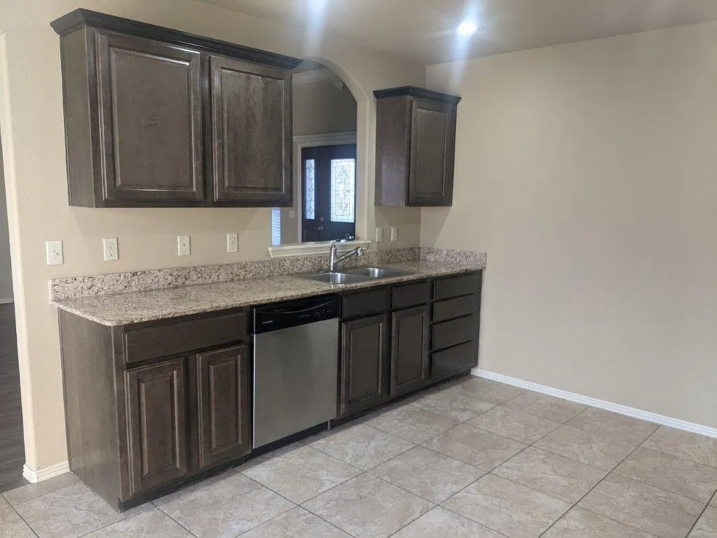 4 bed, 1594 sqft, $1,800 — Photo 3