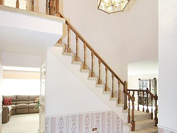 4th image of 8407 Golfview Dr