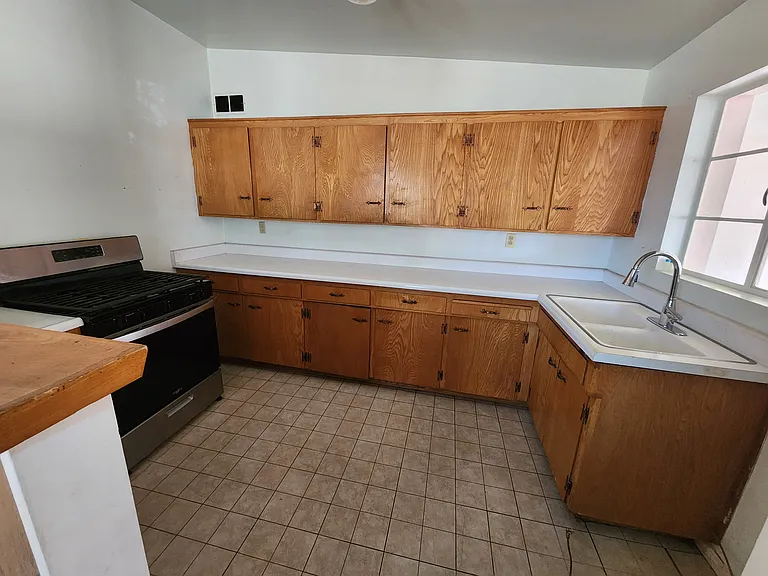 525 S Rosemont Ave — Photo 2