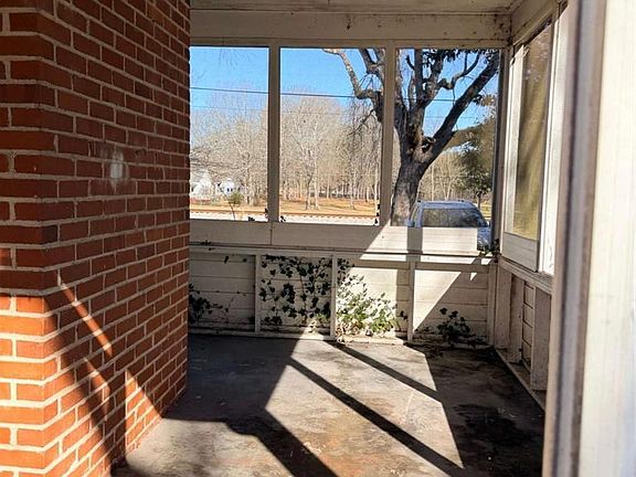 3rd image of 203 E Dixie Hwy