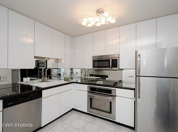 4th image of 1450 N Astor St APT 12C