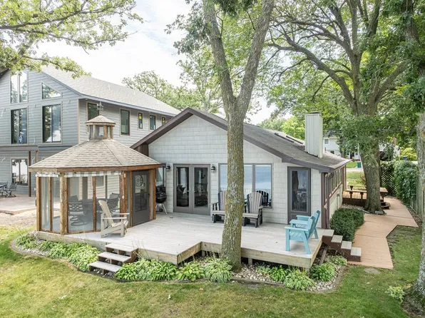 414 8th St, Spirit Lake, IA 51360